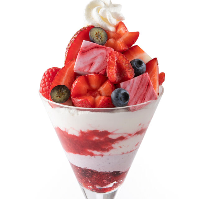 果実のきらめきと可憐さを重ねた、3種ベリーのパフェ