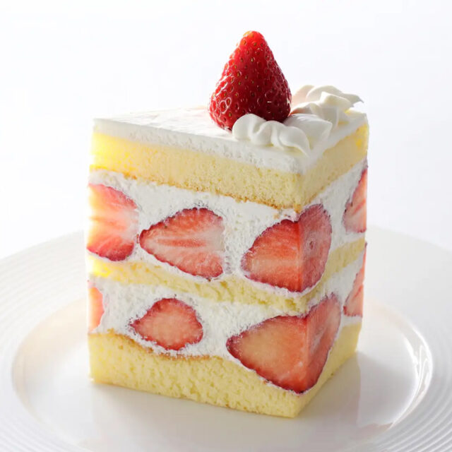 高さ約10cmの冬季限定<br>「苺のダブルショートケーキ」