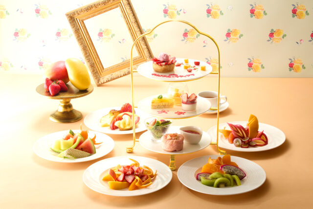 お花をモチーフに、苺とマンゴーで彩る華やかなアフタヌーンティーと120分のフルーツ食べ放題